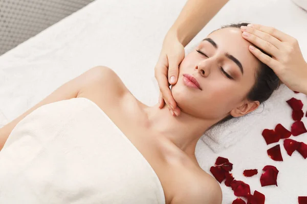 Frau bekommt professionelle Gesichtsmassage im Spa — Stockfoto