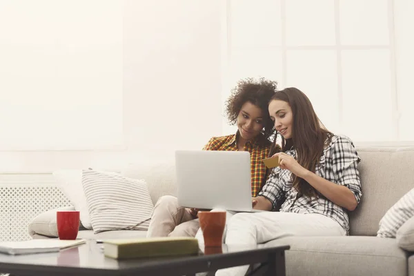 Zwei Frauen online mit Kreditkarte und Laptop — Stockfoto