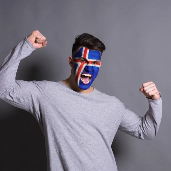 Jovem com bandeira da Islândia pintada em seu rosto — Fotografia de Stock