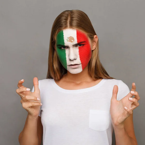 Meksika bayrağı olan kadın yüzündeki boyalı — Stok fotoğraf