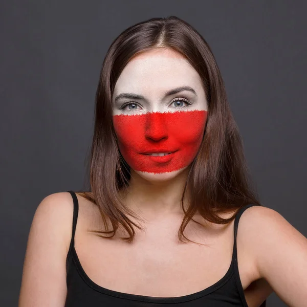 Jovem com bandeira da Polônia pintada em seu rosto — Fotografia de Stock