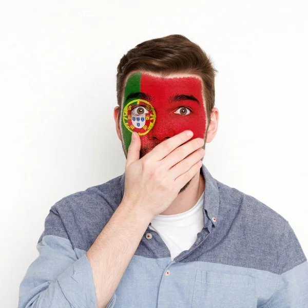 Junger Mann mit portugiesischer Flagge im Gesicht — Stockfoto