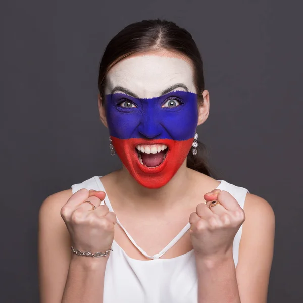 Jovem com bandeira russa pintada em seu rosto — Fotografia de Stock