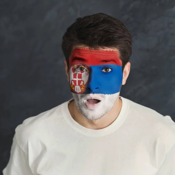 Jovem com bandeira da Sérvia pintada em seu rosto — Fotografia de Stock