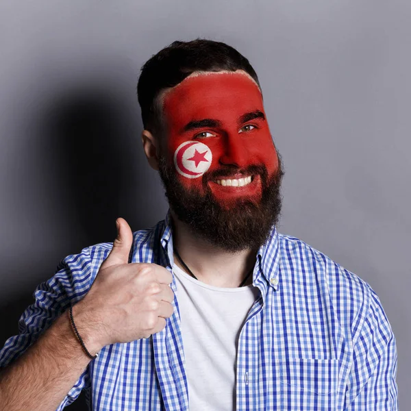 Pemuda dengan bendera Tunis dicat di wajahnya — Stok Foto
