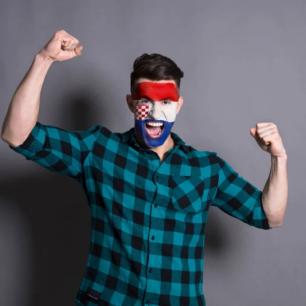 Joven con bandera de Croacia pintada en su cara —  Fotos de Stock