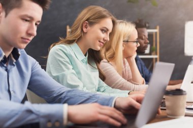 Yazılım geliştirme şirketi çalışan programcılar