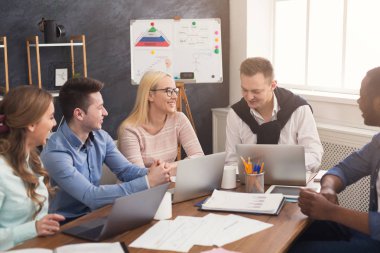 Genç takım projesinde modern ofis tartışıyor