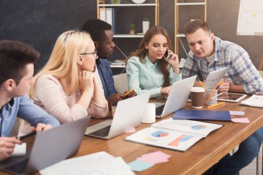 Yazılım geliştirme şirketi çalışan programcılar