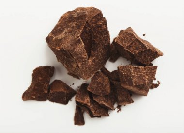 Çikolata parçaları üzerinde beyaz izole yığını