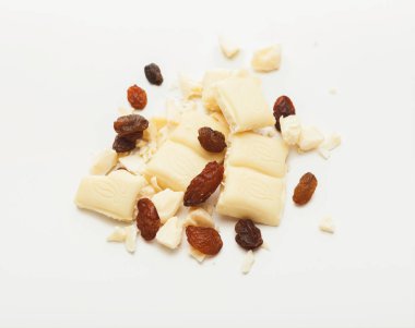 Kırık beyaz çikolata ve izole kuru üzüm