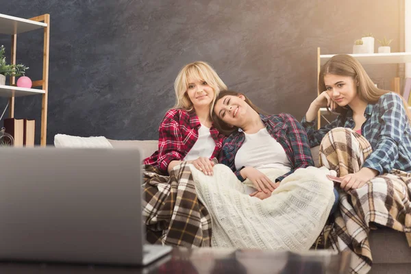 Sorrindo jovens mulheres assistindo filme em casa — Fotografia de Stock