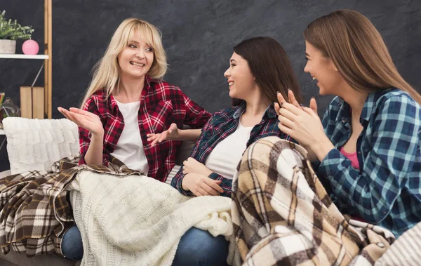 Kvinnliga vänner chatta hemma — Stockfoto