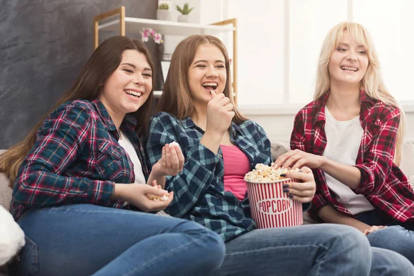 Des femmes riantes regardant un film à la maison — Photo