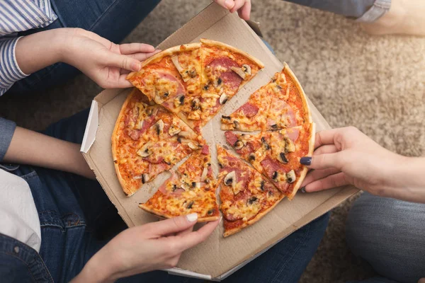 Nahaufnahme von Mädchenhänden beim Pizzaschneiden — Stockfoto