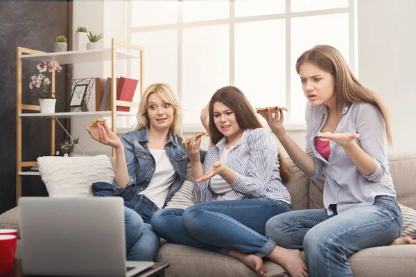 Femeile șocate se uită la film și mănâncă pizza acasă — Fotografie, imagine de stoc