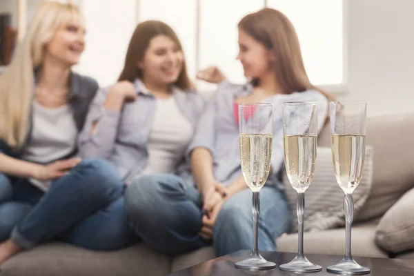 Trois jeunes amies buvant du champagne — Photo