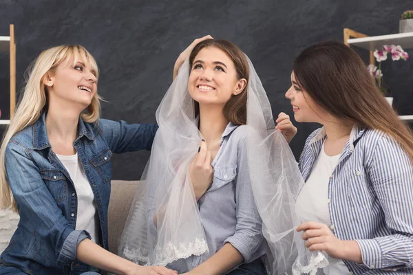Flicka som förbereder för bröllop och visar brudslöja — Stockfoto