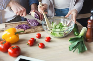 Çiftin birlikte sağlıklı yemekler pişirmek portre