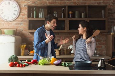 Mutlu çift birlikte sağlıklı yemek
