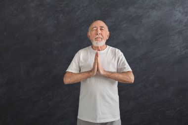 Kapalı eller dua ile komuta sizde meditasyon