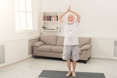 Komuta sizde padmasana Yoga ayakta pratik