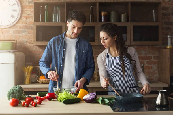 Lyckligt par matlagning hälsosam middag tillsammans — Stockfoto