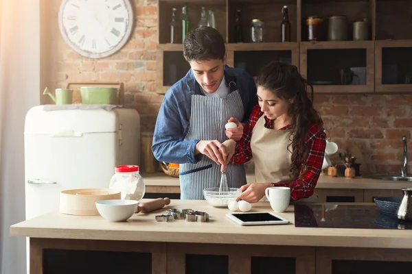 Счастливая молодая пара печет на чердаке кухни — стоковое фото