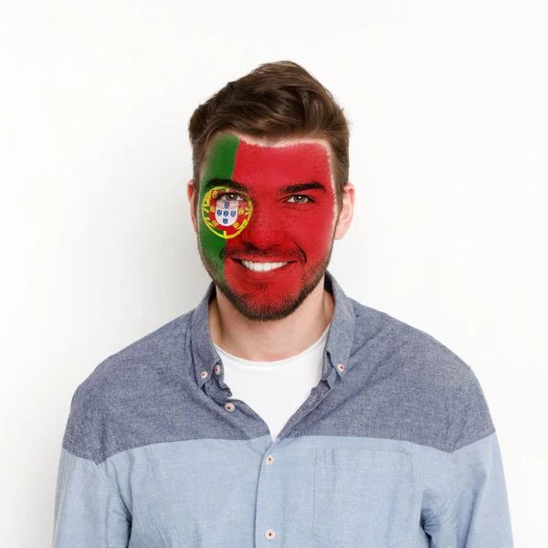 Jovem com bandeira portuguesa pintada no rosto — Fotografia de Stock