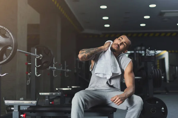 Muscular culturistas descanso después de deadlifts en el gimnasio —  Fotos de Stock