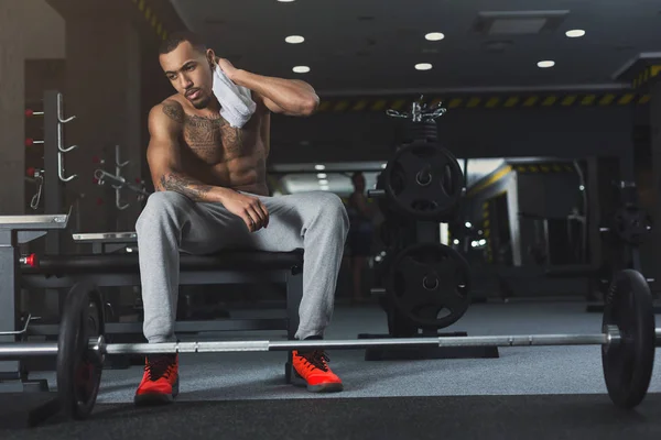 Muscular fisiculturista descanso após deadlifts no ginásio — Fotografia de Stock