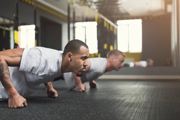 Exercício de fitness de dois homens, flexões ou prancha — Fotografia de Stock
