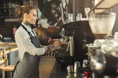 Dövmeli barista kahve profesyonel kahve makinesi