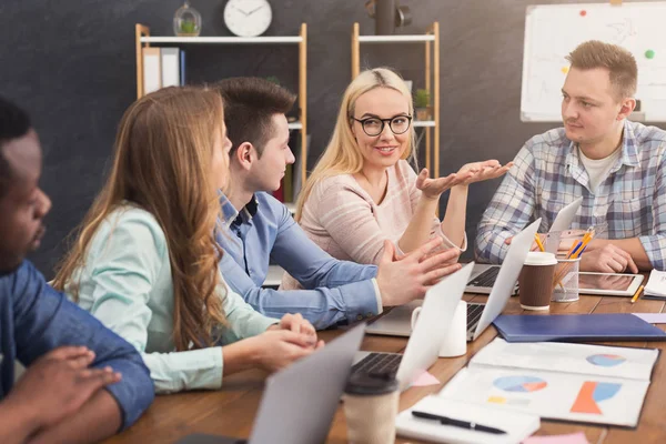 Equipo joven discutiendo proyecto en oficina moderna — Foto de Stock