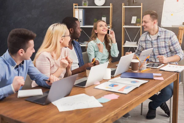 Programadores que trabajan en la empresa de desarrollo de software — Foto de Stock