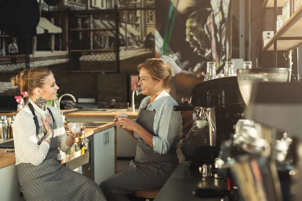 Erfahrene Barista und ihr Student teilen Erfahrungen — Stockfoto