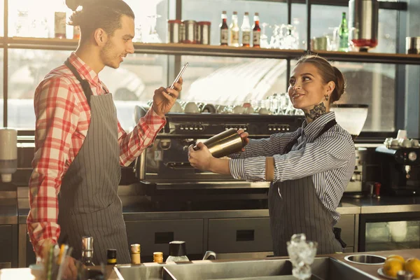 Mannelijke en vrouwelijke barmannen op koffie toonbank — Stockfoto