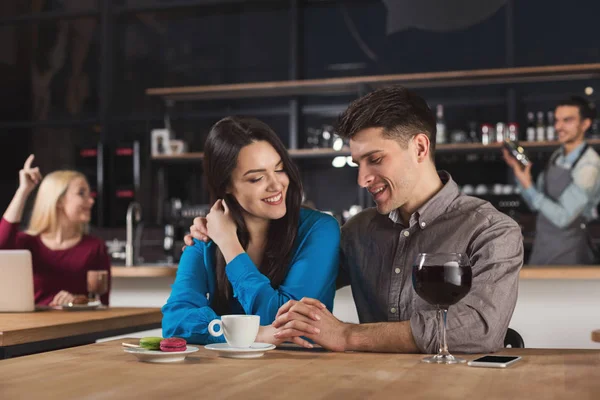 Feliz jovem casal beber café no café — Fotografia de Stock
