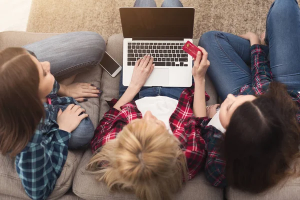 Drei Mädchen mit Laptop und Kreditkarte von oben — Stockfoto