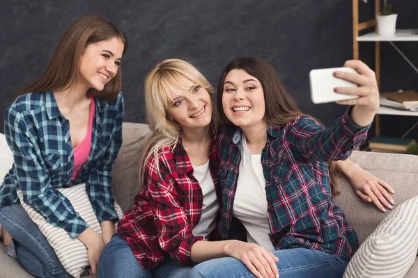 Glada vänner tar selfie på smartphone — Stockfoto