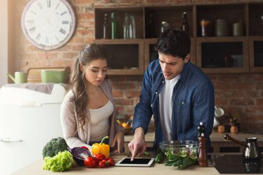 Güzel genç çift okuma tarifi Tablet