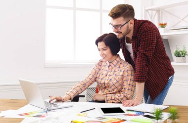 İki arkadaşları mimari proje tartışıyor