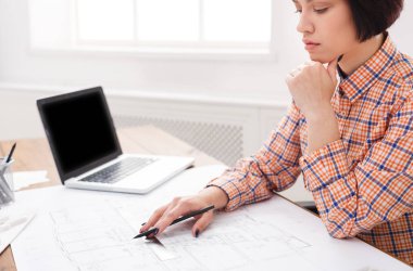 Genç mimar ofis planları ile çalışma