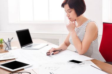 Genç mimar ofis planları ile çalışma