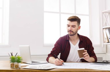 Genç mimar ofis planları ile çalışma