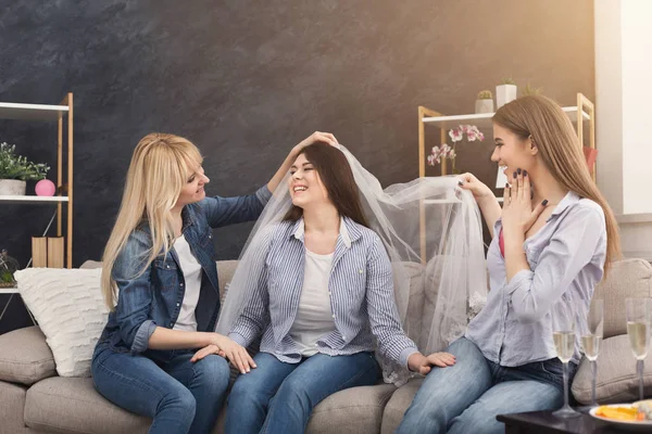 Menina se preparando para o casamento e mostrando véu nupcial — Fotografia de Stock