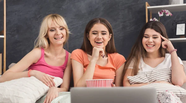 Riendo mujeres viendo películas en casa —  Fotos de Stock