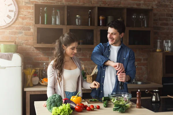 Feliz pareja cocinar la cena juntos — Foto de Stock