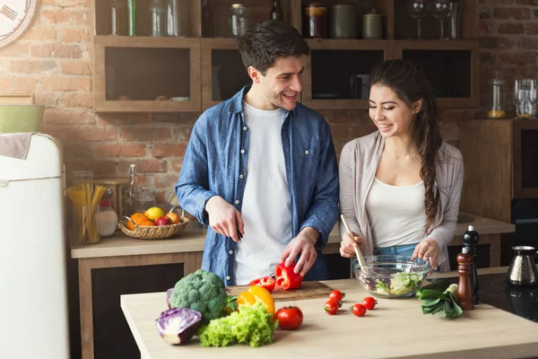 Lyckliga par matlagning hälsosam mat tillsammans — Stockfoto