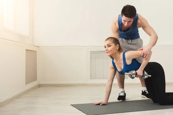 Donna sportiva che esercita con il suo personal trainer — Foto Stock